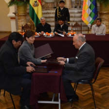 ACUERDO. La firma del convenio entre el Gobierno y la CAF, ayer.