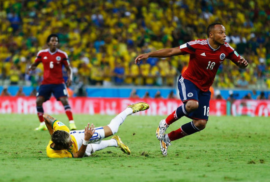 El colombiano Camilo Ziga (d) no recibi ninguna sancin por la falta que provoc la lesin del brasileo Neymar, en cuartos de final del Mundial.