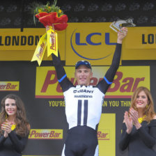 Kittel celebra su triunfo en el Tour durante la ltima etapa en Gran Bretaa.