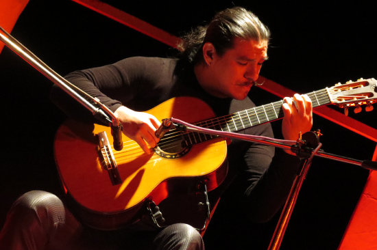 RECITAL. La presentacin del guitarrista boliviano Harold Beizaga anoche, en el teatro Gran Mariscal.