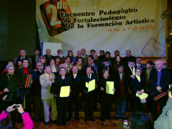 RECONOCIMIENTO. Los artistas muestran los ttulos otorgados por el Ministerio de Educacin.