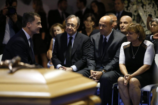 El Rey Felipe VI y el presidente del Real Madrid, Florentino Prez (2i), en la capilla ardiente del futbolista.