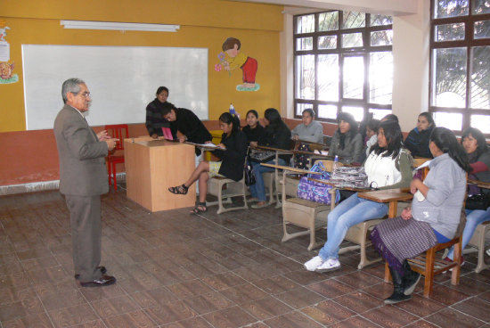 CLASES. Cuestionan ausentismo en la ESFM.