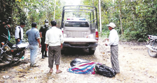 INVESTIGACIN. La Polica recogi los cadveres de las vctimas.