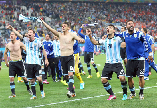 Los jugadores argentinos celebran con sus seguidores luego de la sesin de los penales que les dio la clasificacin a la final de la Copa Mundial de ftbol.