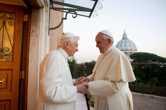 El papa emrito Joseph Ratzinger (i) y el papa Francisco.