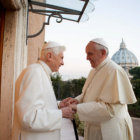 El papa emrito Joseph Ratzinger (i) y el papa Francisco.