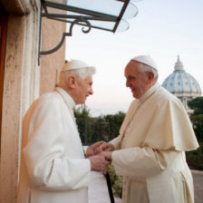 El papa emrito Joseph Ratzinger (i) y el papa Francisco.