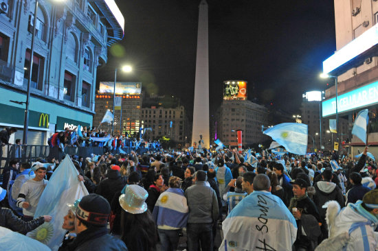 Millones de hinchas argentinos celebraron la clasificacin.