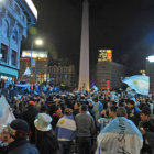 Millones de hinchas argentinos celebraron la clasificacin.