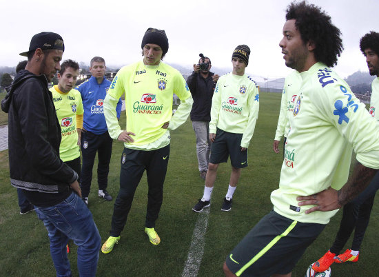 Neymar (i) visit a sus compaeros en la prctica de ayer.