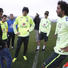 Neymar (i) visit a sus compaeros en la prctica de ayer.