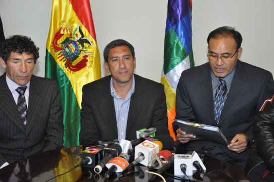 La conferencia de prensa brindada por el Ministerio de Deportes; abajo, el campeonato realizado en Cochabamba.