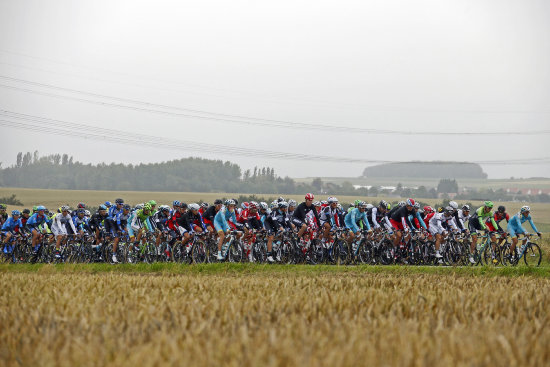 El pelotn participa en la sexta etapa del Tour de Francia entre las localidades francesas de Arras y Reims, ayer.