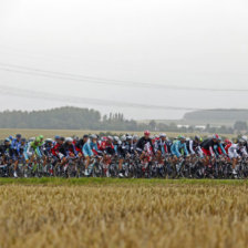 El pelotn participa en la sexta etapa del Tour de Francia entre las localidades francesas de Arras y Reims, ayer.