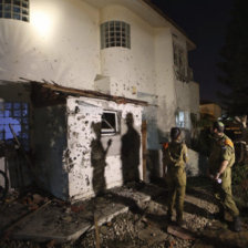 ATAQUES. Soldados israeles inspeccionan los impactos provocados por un misil lanzado desde Palestina sobre una vivienda cerca de la frontera.