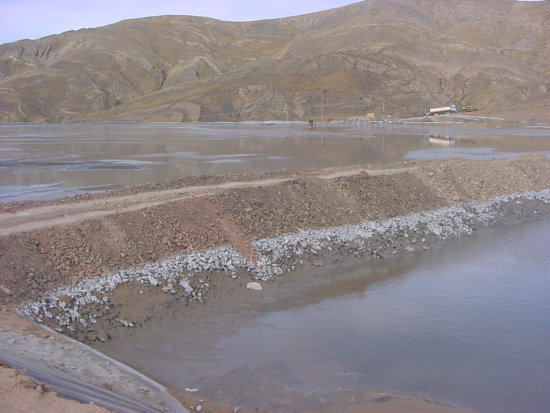 CONTAMINACIN. Los diques de cola son una amenza para las aguas del Pilcomayo.