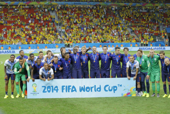 La seleccin de Holanda recibi el reconocimiento de tercer lugar, ante la desazn de los jugadores brasileos y de su hinchada.