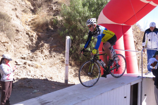 Una partida de la Contra Reloj Individual; abajo, la prueba de fondo de la Copa Bolivia de ciclismo, en Sucre.