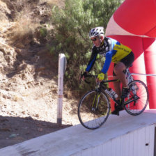 Una partida de la Contra Reloj Individual; abajo, la prueba de fondo de la Copa Bolivia de ciclismo, en Sucre.