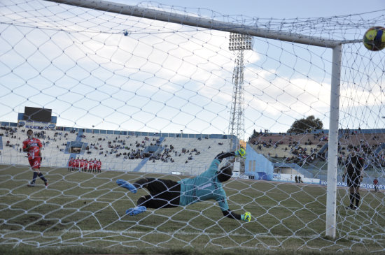 Diego Rivero anota uno de los penales a favor de la U; abajo, la celebracin de los aviadores.