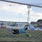 Diego Rivero anota uno de los penales a favor de la U; abajo, la celebracin de los aviadores.