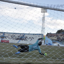 Diego Rivero anota uno de los penales a favor de la U; abajo, la celebracin de los aviadores.