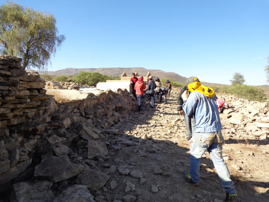 RESCATE. Las tareas de recuperacin del material arqueolgico de los muros del cementerio de Icla.