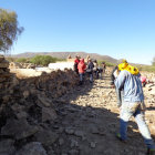 RESCATE. Las tareas de recuperacin del material arqueolgico de los muros del cementerio de Icla.