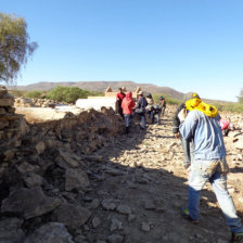 RESCATE. Las tareas de recuperacin del material arqueolgico de los muros del cementerio de Icla.