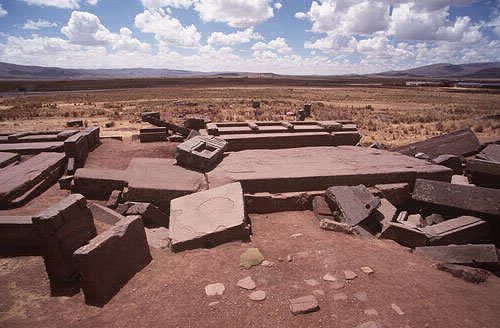 RUINAS. Piezas lticas pertenecientes al sector de Pumapunku, en Tiwanacu.