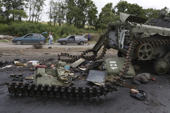 VIOLENCIA. Un tanque prorruso destruido por el Ejrcito en Donetsk.