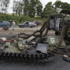 VIOLENCIA. Un tanque prorruso destruido por el Ejrcito en Donetsk.