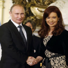 ACERCAMIENTO. El presidente ruso Vladimir Putin junto a su homologa argentina Cristina Fernndez de Kirchner.