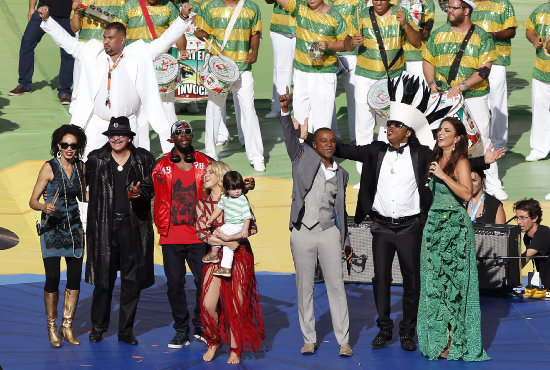 Los cantantes Santa Ana , Wyclef Jean, Shakira, Alexandre Pires, Carlinhos Brown e Ivete Sangalo durante la ceremonia de clausura del Mundial.