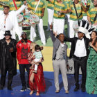 Los cantantes Santa Ana , Wyclef Jean, Shakira, Alexandre Pires, Carlinhos Brown e Ivete Sangalo durante la ceremonia de clausura del Mundial.