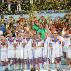 Los jugadores de ftbol de Alemania celebran con su trofeo de campen durante el acto de premiacin organizado ayer, por la FIFA.