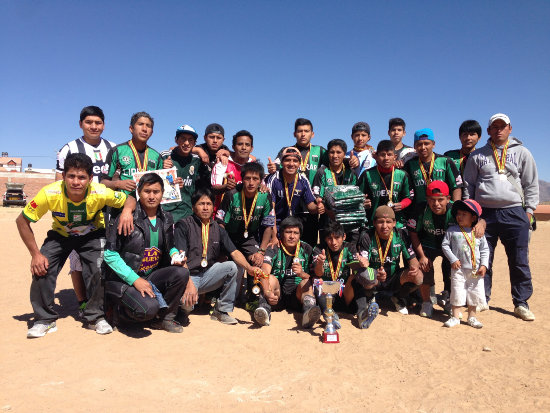 Los campeones posan con sus trofeos y medallas tras la premiacin.