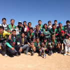 Los campeones posan con sus trofeos y medallas tras la premiacin.