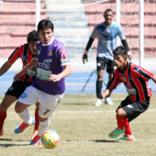 El volante Edgar Escalante (c) protege el baln ante la marca de dos jugadores de Nacional Potos.