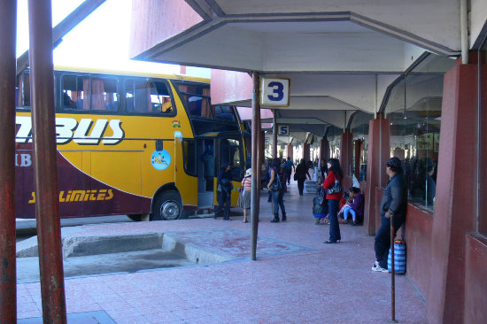 MOVIMIENTO. La salida de buses en la Terminal de Sucre.