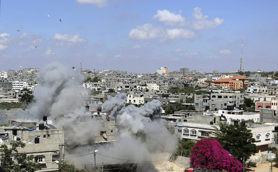 ATAQUES. Vista general del humo de una casa palestina durante un ataque israel de misiles en Jabaliya, en el norte de la franja de Gaza.