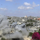 ATAQUES. Vista general del humo de una casa palestina durante un ataque israel de misiles en Jabaliya, en el norte de la franja de Gaza.