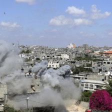 ATAQUES. Vista general del humo de una casa palestina durante un ataque israel de misiles en Jabaliya, en el norte de la franja de Gaza.