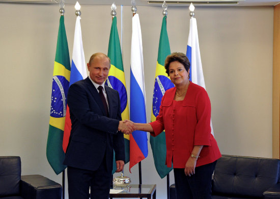 ENCUENTRO. Vladimir Putin, y su homloga de Brasil, Dilma Rousseff, antes del foro BRICS.