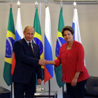 ENCUENTRO. Vladimir Putin, y su homloga de Brasil, Dilma Rousseff, antes del foro BRICS.