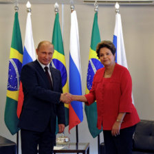 ENCUENTRO. Vladimir Putin, y su homloga de Brasil, Dilma Rousseff, antes del foro BRICS.