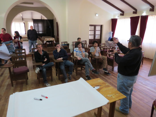 APRENDIZAJE. El cineasta Guillermo Aguirre imparte sus conocimientos a los participantes del taller en la hacienda de Azari.