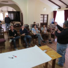 APRENDIZAJE. El cineasta Guillermo Aguirre imparte sus conocimientos a los participantes del taller en la hacienda de Azari.