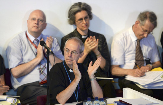 AUTORIDAD. El arzobispo de Canterbury, Justin Welby (delante), aplaude durante la sesin snoda de la Iglesia Anglicana.